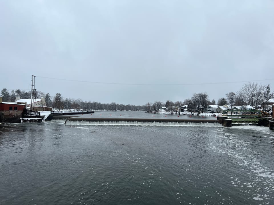 An image of a lock in the Erie Canal near Baldwinsville, NY.